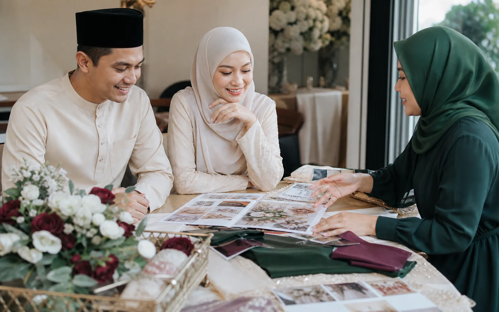 Pasangan berbincang dengan vendor majlis perkahwinan
