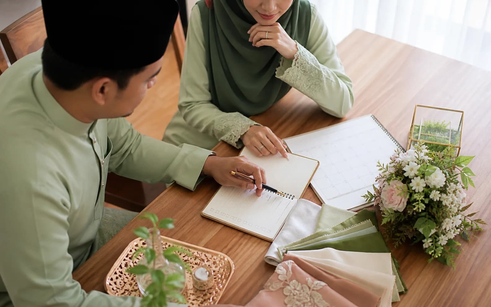 Pasangan Melayu menyusun checklist persiapan perkahwinan